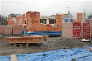 Stavební práce na rekonstrukci hasičské zbrojnice v Kopřivnici se už rozběhly naplno. Jednotka dobrovolných hasičů by nové prostory mohla začít využívat koncem roku.           
FOTO: DAVID MACHÁČEK