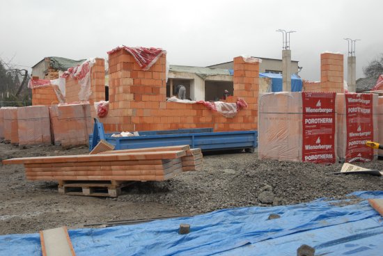 Stavební práce na rekonstrukci hasičské zbrojnice v Kopřivnici se už rozběhly naplno. Jednotka dobrovolných hasičů by nové prostory mohla začít využívat koncem roku.           
FOTO: DAVID MACHÁČEK