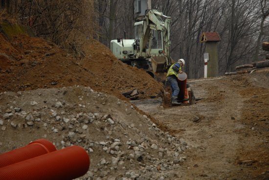Budování kanalizace pokračuje. V současné době pracuje jedna ze stavebních čet ve Větřkovicích na úseku zvaném Velová.
FOTO: DAVID MACHÁČEK