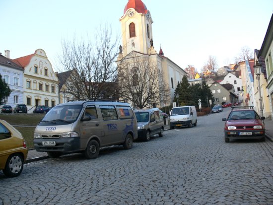 Turisté už nebudou mít možnost ve Štramberku parkovat na náměstí ani v jeho okolí a budou muset využívat vzdálenějších odstavných parkovišť.
FOTO: ILONA MAZALOVÁ