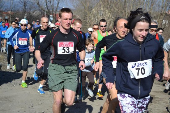 Běžci si letos při závodě Mořkovský zajíc užívali nádherného jarního počasí, které ostře kontrastovalo s loňským sněhovým překvapením.
FOTO: JIŘÍ HARAŠTA