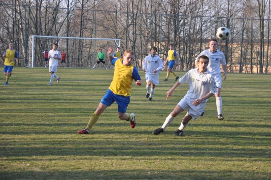 Kopřivnický útočník Jan Špaček (vlevo) se postaral o druhý gól svého týmu. I díky němu si Kopřivnice v zápase s Jakubčovicemi připsala cenné vítězství 2:1.
FOTO: JANA FEILHAUEROVÁ
