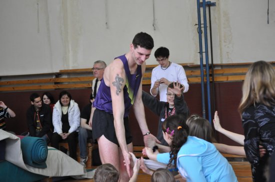 Takto se Jaroslav Bába ve společnosti dětí v loňském roce radoval z výkonu 221 cm, kterým vytvořil nový rekord Kopřivnické laťky.
FOTO: JANA FEILHAUEROVÁ