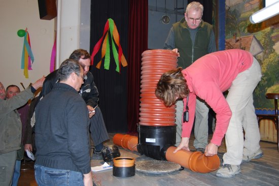 Na setkání představitelů města s občany Lubiny si v tamním Katolickém domě mohli zájemci prohlédnout, jak vypadá kanalizační přípojka.
FOTO: DANA HOĎÁKOVÁ