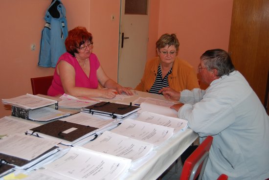 Podepisování smluv nutných pro napojení jednotlivých nemovitostí na hlavní kanalizační řad probíhá i v Katolickém domě v Lubině.
FOTO: DANA HOĎÁKOVÁ