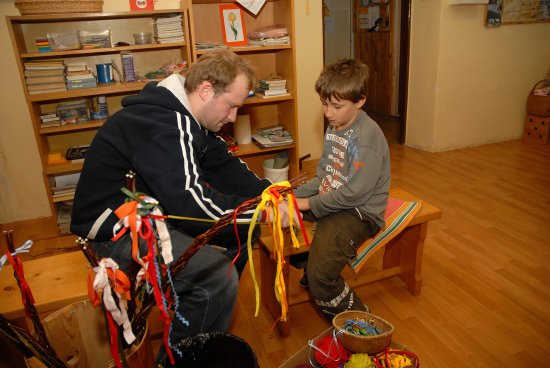 Velikonoce se slavily na nejrůznějších místech. Na Velký pátek například v denním stacionáři Kopretina připravili velikonoční posezení s výrobou pomlázek a malováním vajíček nejen pro své klienty, ale také jejich příbuzné.
FOTO: DAVID MACHÁČEK