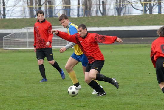 Záložník Radek Březina (ve světlém) vstřelil v utkání se Staříčem druhou branku Kopřivnice, a přispěl tak k jejímu těsnému vítězství 3:2.
FOTO: DAVID MACHÁČEK