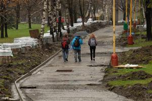 Zatím jen staveniště je v místě budoucí cyklostezky v úseku od Dětského centra až po most na ulici Erbenově. Pokračování prací zatím brání deštivé počasí.
FOTO: DAVID MACHÁČEK