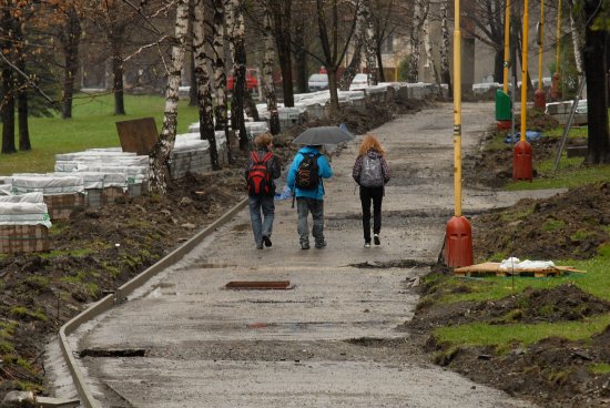 Zatím jen staveniště je v místě budoucí cyklostezky v úseku od Dětského centra až po most na ulici Erbenově. Pokračování prací zatím brání deštivé počasí.
FOTO: DAVID MACHÁČEK