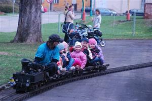 Součástí oslav Dne Země byla také parní miniželeznice, jejíž provoz v parku E. Beneše si užívaly především děti. Oslavy ale nabízely také řadu dalších atrakcí i možností poučení o životním prostředí.
FOTO: DANA HOĎÁKOVÁ
