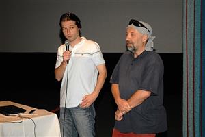 Autoři desetiminutového propagačního filmu Město automobilů - režisér Robert Nekl (vlevo) a kameraman Miroslav Hofman své dílko představují na premiéře v kině Puls.
FOTO: DAVID MACHÁČEK