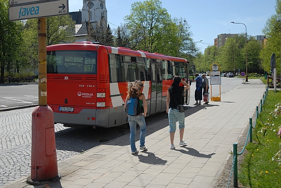 Od neděle musí cestující docházet na nové, provizorní autobusové zastávky na Masarykovo náměstí.
FOTO: DAVID MACHÁČEK