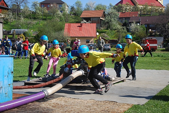 S velkým nadšením a také s přáním umístit se co nejlépe nastupovali na start nejmenší hasiči v pohárové soutěži. Družstvo z Hájova (na snímku) obsadilo ve své kategorii třetí místo.  FOTO: DANA HOĎÁKOVÁ