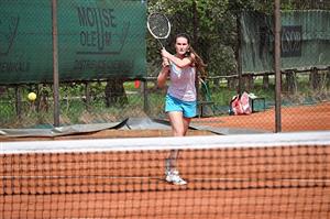 Kateřina Kolářová sice svůj zápas s Adamíkovou z Frenštátu vyhrála 2:1, celkově ale kopřivnický tenisový celek dospělých prohrál první mistrovské utkání družstev 2:7.
FOTO: JANA FEILHAUEROVÁ