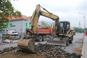 Proměna ulice Štefánikovy pokračuje. Poté, co byly odstraněny stromy bránící rekonstrukci, v minulém týdnu začaly bagry rozebírat dlažební kostky, které tvořily povrch silnice desítky let. 
FOTO: DANA HOĎÁKOVÁ