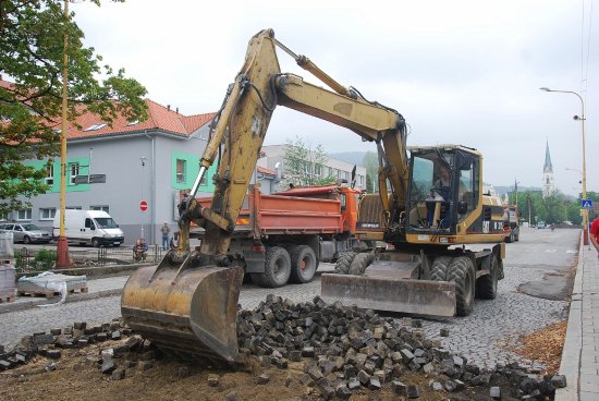Proměna ulice Štefánikovy pokračuje. Poté, co byly odstraněny stromy bránící rekonstrukci, v minulém týdnu začaly bagry rozebírat dlažební kostky, které tvořily povrch silnice desítky let. 
FOTO: DANA HOĎÁKOVÁ