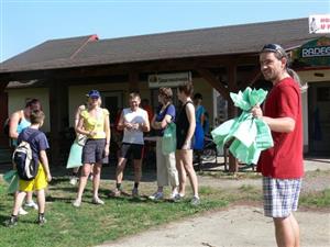 Vyzbrojeni igelitovými sáčky na sběr odpadků vyráželi na trať účastníci Petřvaldské šerpy. Těch se nakonec nasbíraly tři pytle.
FOTO: ILONA MAZALOVÁ