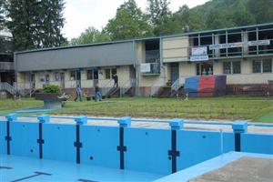 Předsezonní přípravy na letním koupališti finišují. Bazény už jsou připraveny, v tomto týdnu probíhaly opravy střechy budovy se zázemím koupaliště. Pokud počasí dovolí, sezona by měla začít na konci května.
FOTO: DAVID MACHÁČEK