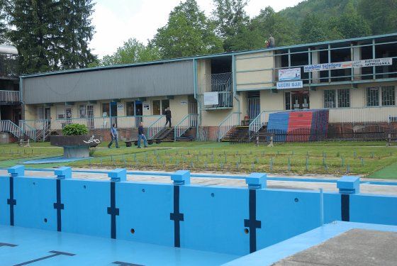 Předsezonní přípravy na letním koupališti finišují. Bazény už jsou připraveny, v tomto týdnu probíhaly opravy střechy budovy se zázemím koupaliště. Pokud počasí dovolí, sezona by měla začít na konci května.
FOTO: DAVID MACHÁČEK