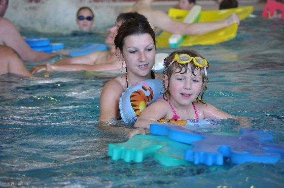 Při Hrách bez hranic se zdravé děti setkávají s postiženými. Letos poprvé měl opravdu každý handicapovaný ve vodě kamaráda z plaveckého klubu.
FOTO: JANA FEILHAUEROVÁ