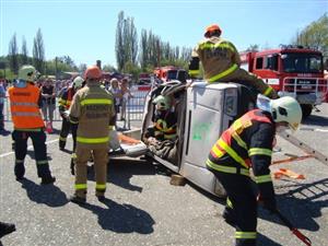 Čtyřčlenný tým kopřivnických dobrovolných hasičů na soutěži v Hlučíně musel cvičně zachraňovat osoby z vozidla převráceného na bok.
FOTO: ADAM FOJTÍK