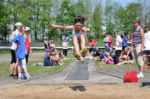 Jednou z disciplín Poháru rozhlasu je skok daleký. Závodily v něm všechny čtyři kategorie a k vidění byly i opravdu podařené pokusy.
FOTO: JANA FEILHAUEROVÁ