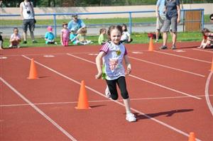 Natálie Maternová (LBK Kopřivnice) si z 1. kola Krajského přeboru přípravek Zlínského kraje dovezla sbírku tří medailí.
FOTO: JANA FEILHAUEROVÁ