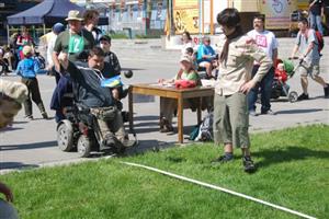Při sportovních disciplínách u zdravotně handicapovaných  asistovali tradičně štramberští skauti. Na snímku Petr Šnábl z Prahy při hodu koulí.
FOTO: DANA HOĎÁKOVÁ