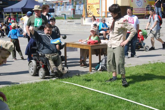 Při sportovních disciplínách u zdravotně handicapovaných  asistovali tradičně štramberští skauti. Na snímku Petr Šnábl z Prahy při hodu koulí.
FOTO: DANA HOĎÁKOVÁ