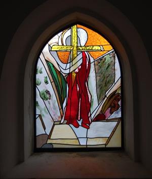 Jedna z pěti vitráží, které nyní zdobí vlčovický kostel. Autorem moderního návrhu je malíř Jan Jemelka. 
FOTO: ROMAN MACURA