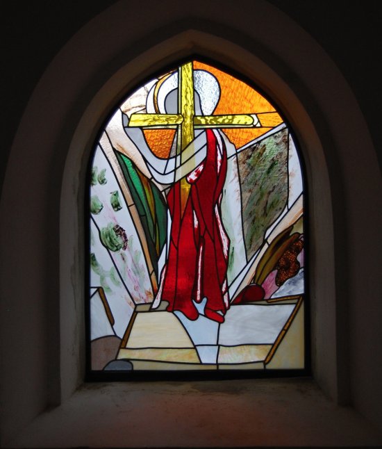 Jedna z pěti vitráží, které nyní zdobí vlčovický kostel. Autorem moderního návrhu je malíř Jan Jemelka. 
FOTO: ROMAN MACURA