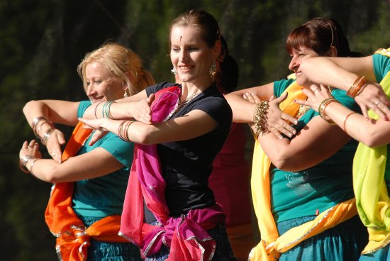 Nejrůznější druhy nejen orientálních tanců se objevily v programu 5. ročníku festivalu Šostýnská Venuše. V podání nejen místních tanečnic se diváci dočkali například populárního tanečního žánru bollywood.
FOTO: DAVID MACHÁČEK