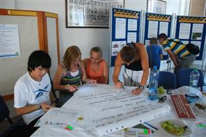 Tentokrát na diskuzní fórum přišlo hodně zástupců nejmladší generace, s čímž byli spokojeni i pořadatelé. Smyslem setkání bylo hledání deseti největších problémů, které by se měly řešit.  
FOTO: DANA HOĎÁKOVÁ