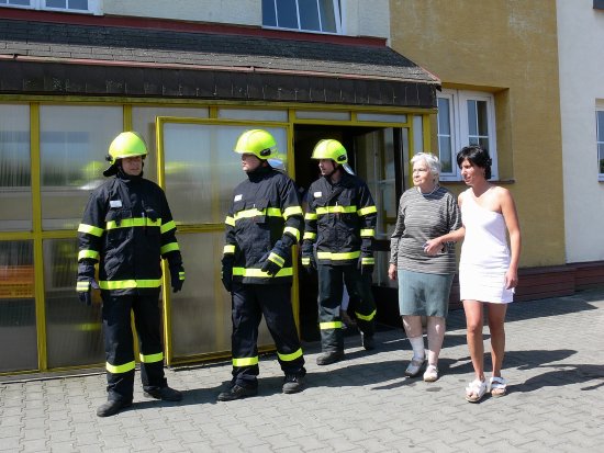 Při nucené evakuaci obyvatel vyváděli členové hasičských jednotek obyvatele před seniorcentrum, kde je předávali do péče ošetřujícího personálu. 
FOTO: ILONA MAZALOVÁ