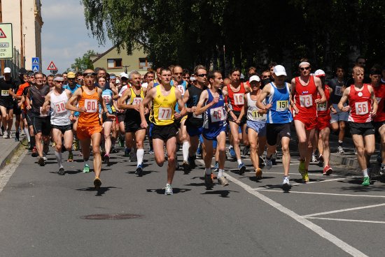 Novojičínský běžec Roman Hurtík (č. 77), který hájí barvy AK ASICS Kroměříž, vyhrál letošní Štramberskou desítku s luxusním dvouminutovým náskokem na druhého v cíli.  
FOTO: DAVID MACHÁČEK