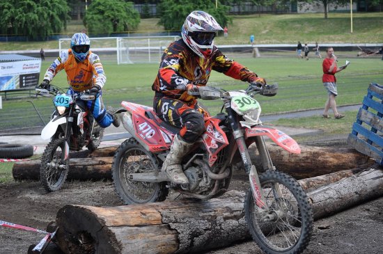 Na kopřivnickém enduru museli jezdci překonávat řadu rozličných překážek. Dominovaly mezi nimi různě vysoké klády.
FOTO: JANA FEILHAUEROVÁ