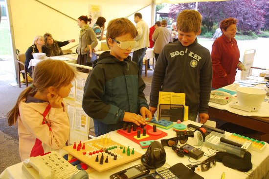 V rámci programu Dne dětí si děti mohly vyzkoušet, jaké je to hrát běžné stolní hry, když člověk nevidí.
FOTO: DANA HOĎÁKOVÁ