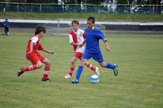 Mladší žáci kopřivnického fotbalového klubu porazili v minulém týdnu Dolní Benešov i Opavu  a v tabulce krajského přeboru jim aktuálně patří třetí příčka.
FOTO: JANA FEILHAUEROVÁ
