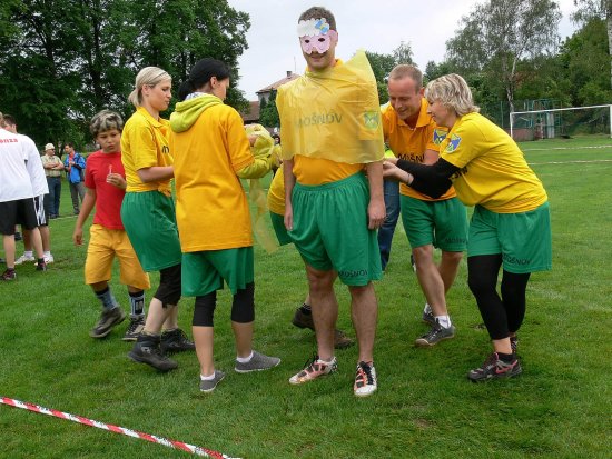 Jedna z disciplín na Hrách bez venkovských hranic nesla název Ostříhej si ovečku. Úkolem bylo nastříhat co nejdelší pomyslné vlákno. Na snímku soutěží družstvo z Mošnova.
FOTO: I. MAZALOVÁ