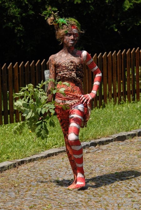 Bodypaintingový happening nazvaný Mimikry byl součástí doprovodných akcí výtvarného projektu Svět dobrodružství a fantazie. Školáci si vyzkoušeli malování na tělo. 
FOTO: D. MACHÁČEK