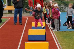 Běh přes malé překážky si řada dětí vyzkoušela už v hodinách tělocviku, takže v atletickém víceboji 1. a 2. tříd to pak pro většinu byla hračka.
FOTO: JANA FEILHAUEROVÁ