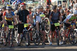 Vyznavači horské cyklistiky, kteří dorazili na letošní 15. ročník Kopřivnického Drtiče, se nemohou dočkat startu 130kilometrového maratonu po beskydských kopcích.
FOTO: DAVID MACHÁČEK