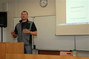 Roman Hodslavský přednáší na závěrečné konferenci projektu, v rámci kterého kantoři zdejší střední školy vytvořili 40 elektronických učebnic. Jeho dílem byla učebnice elektrotechniky.
FOTO: D. MACHÁČEK