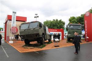 Stánek na pařížském výstavišti, kde se Tatra snažila svými produkty oslovit armádní zákazníky z celého světa. 
FOTO: TATRA