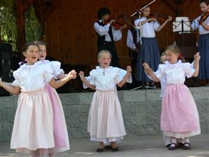 Na Erbovních slavnostech v Petřvaldě vystoupily malé tanečnice za doprovodu cimbálové muziky Tragač. 
FOTO: ILONA MAZALOVÁ