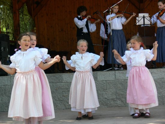 Na Erbovních slavnostech v Petřvaldě vystoupily malé tanečnice za doprovodu cimbálové muziky Tragač. 
FOTO: ILONA MAZALOVÁ