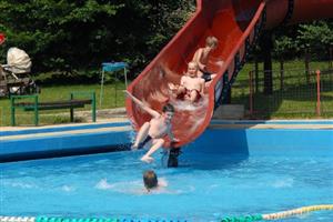 Uplynulý víkend byl prvním, kdy se lidé mohli svlažit v bazénech kopřivnického koupaliště. To bude otevřeno za příznivého počasí a vstupné zůstává na stejné úrovni jako vloni. 
FOTO: DAVID MACHÁČEK