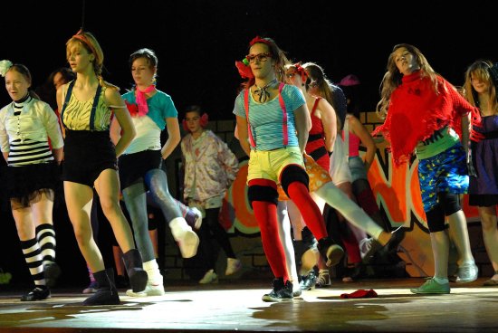 Minulý týden v sobotu patřilo pódium velkého sálu kulturního domu kopřivnické skupině Modance a jejich samostatná show složená z tance či předvádění módy.
FOTO: DAVID MACHÁČEK