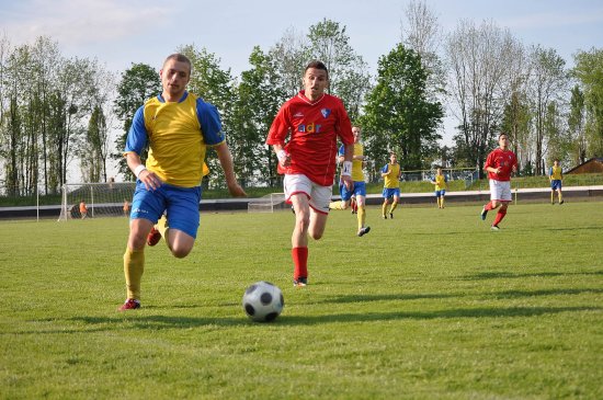 Jan Špaček (vlevo) patřil na jaře k největším oporám kopřivnického fotbalového mužstva. Do sítí soupeřů nastřílel celkem osm branek.
FOTO: JANA FEILHAUEROVÁ