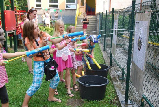 Jednou z doprovodných aktivit, které na děti čekaly na akci Bum bác!, byla střelba z vodních pistolí na terč.
FOTO: DANA HOĎÁKOVÁ